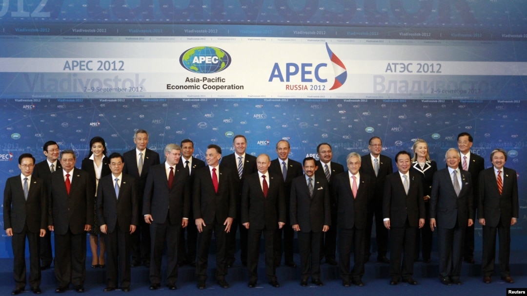 Para pemimpin 21 negara APEC berpose di sela acara KTT APEC di Vladivostok, Rusia (9/9). 