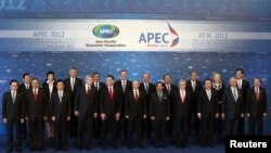 Para pemimpin 21 negara APEC berpose di sela acara KTT APEC di Vladivostok, Rusia (9/9). 