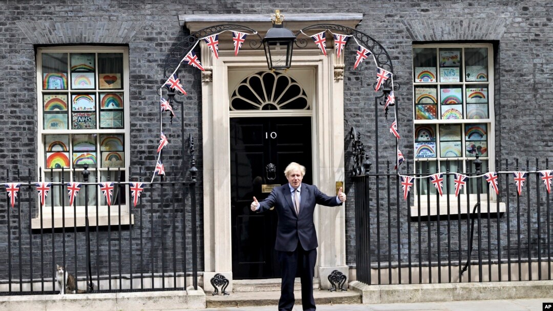 Perdana Menteri Inggris Boris Johnson berbicara kepada para jurnalis di luar Downing Street, untuk menandai peringatan 75 tahun Hari VE, di London, 8 Mei 2020. (Foto: AP)