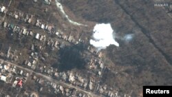 우크라이나 동부 격전지 바흐무트 주거지역에서 이달 초 러시아군 폭격 직후 연기가 솟아오르고 있다. (위성사진=맥사 테크놀로지 제공)