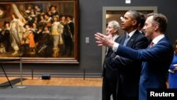 El presidente Barack Obama visita el Rijksmuseum en Amsterdam, en la primera actividad de su visita de dos días a Holanda.