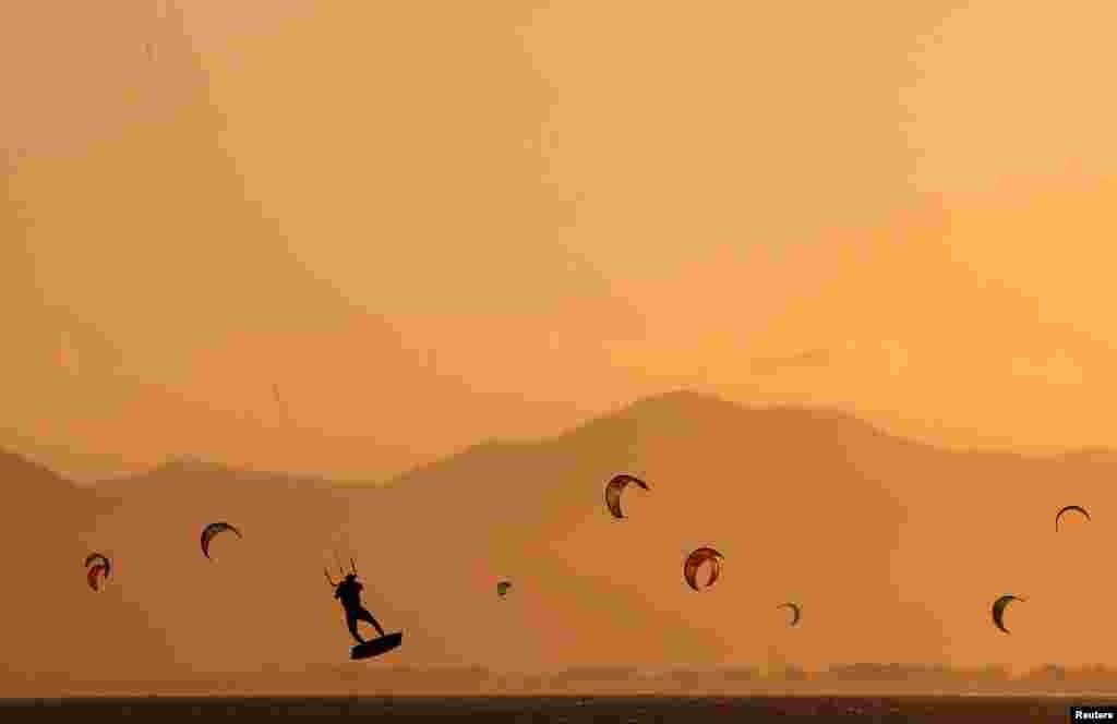 Kite surfers are seen on Barra da Tijuca beach in Rio de Janeiro, Brazil, Aug. 29, 2018.