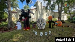 Un jardín de Miami, Florida, estaba decorado este 30 de octubre de 2024 con algunas figuras carabelas, figuras y calabazas para festejar el día de Halloween. (Foto: Antoni Belchi / VOA)