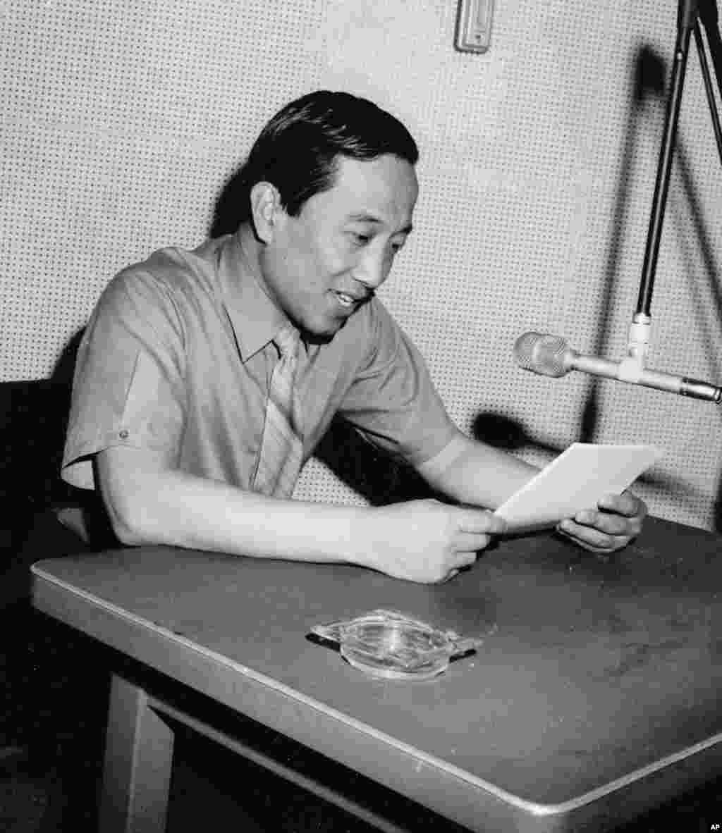 老照片回顾：美国之音中文广播70年