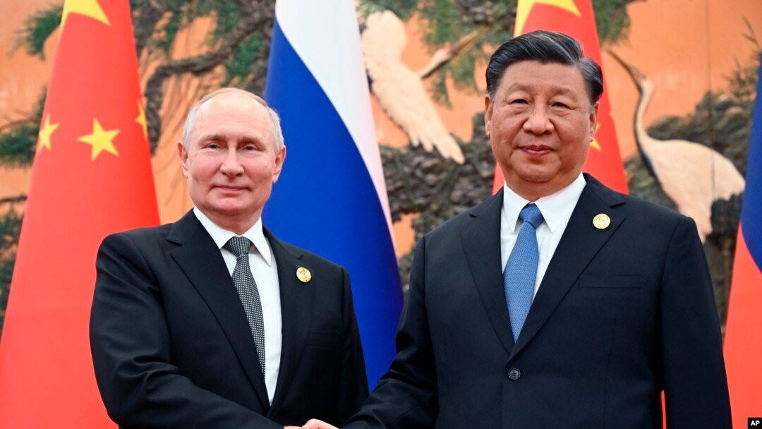 Kineski predsjednik Xi Jinping, desno, i ruski predsjednik Vladimir Putin poziraju za fotografiju prije svojih razgovora na marginama Foruma Pojas i put u Pekingu, Kina, u srijedu, 18. oktobar 2023.