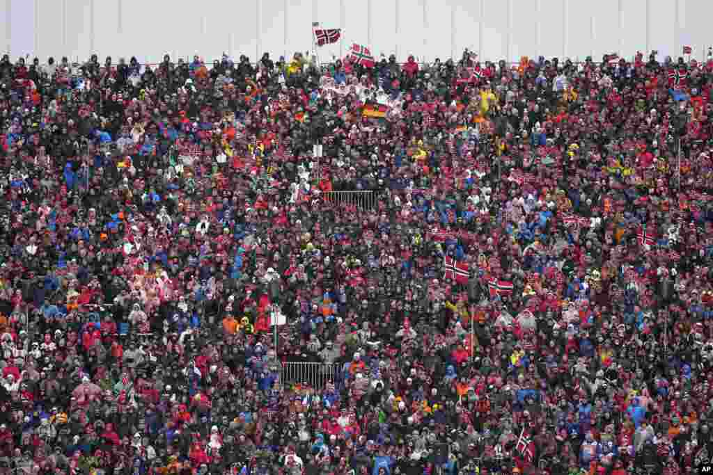 Para penggemar memadati tribun untuk menyaksikan estafet lintas alam putra 4X7,5 Km di Kejuaraan Ski Dunia Nordik di Trondheim, Norwegia. (AP)&nbsp;