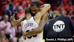 Kevin Durant des Golden State Warriors, et son coéquipier Stephen Curry, Houston, Texas, le 28 mai 2018. 