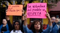 Una manifestación en Ciudad de Guatemala, el 12 de julio de 2023, protesta contra la inhabilitación del partido Semilla del candidato Bernardo Arévalo, lo cual en la práctica le impediría disputar la segunda vuelta de las presidenciales en agosto.