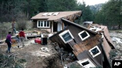 "Con sólo deslizar el dedo, usted puede dar el primer paso para prepararse para desastres", dijo la FEMA