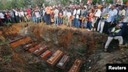 Watu waliokufa kutokana na mafuriko wakizikwa. Mafuriko hayo yalisababishwa na kupasuka kwa bwawa la Patel eneo la mji wa Solai karibu na Nakuru, Kenya, May 16, 2018. 