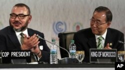 Le roi Mohammed VI, à gauche, et le secrétaire général de l'ONU, Ban Ki-moon, assistent à la séance d'ouverture de la conférence sur le climat à Marrakech, Maroc, 15 novembre 2016.