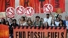 Activistas participan en una demostración para poner fin a los combustibles fósiles este 12 de diciembre durante el cierre de la Conferencia Global sobre Cambio Climático organizada por la ONU y realiuzada en Dubai.