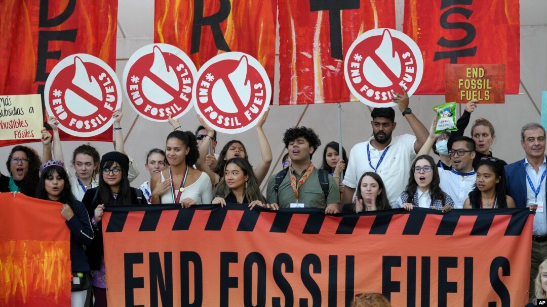Activistas participan en una demostración para poner fin a los combustibles fósiles este 12 de diciembre durante el cierre de la Conferencia Global sobre Cambio Climático organizada por la ONU y realiuzada en Dubai.