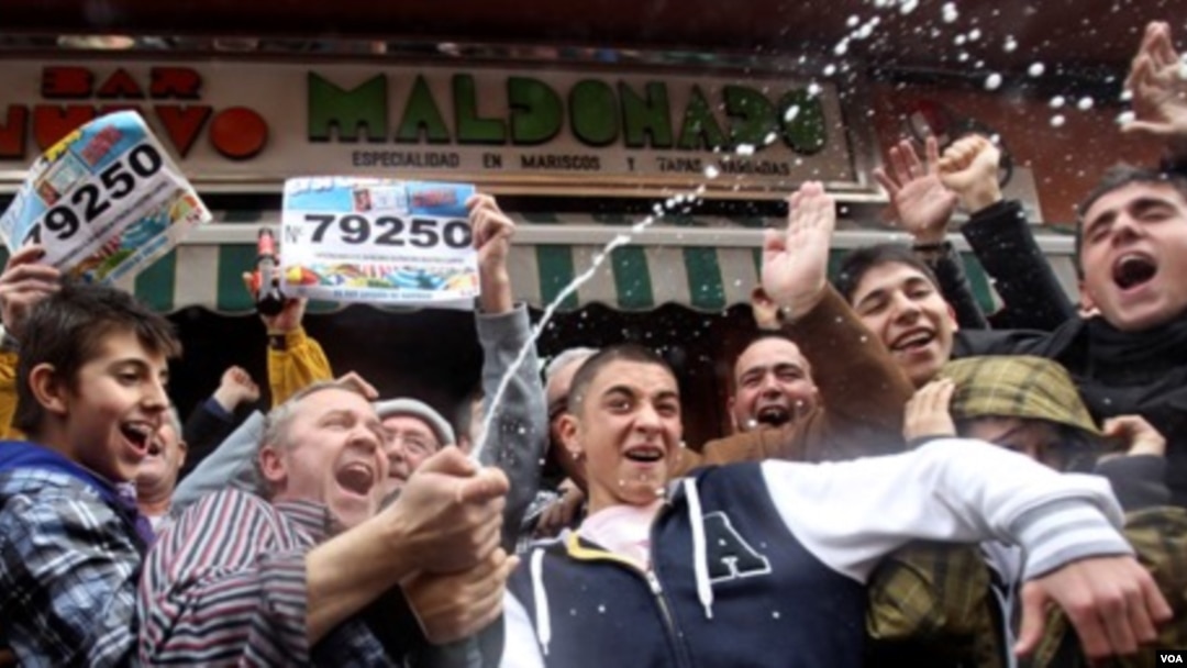 Jose Maldonado merayakan kemenangan meraih hadiah lotere di sebuah bar Maldonado, di kota Palleja, Spanyol.