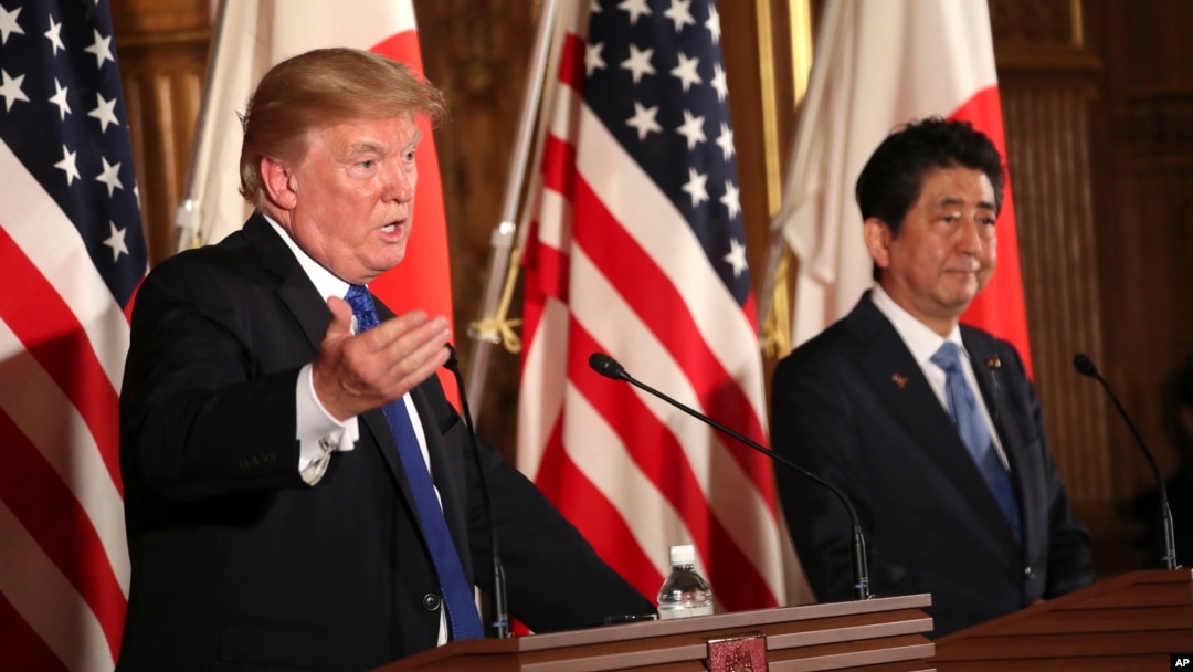 Tư liệu - Tổng thống Mỹ Donald Trump và Thủ tướng Nhật Bản Shinzo Abe trong một cuộc họp báo chung tại Dinh Akasaka, ngày 6 tháng 11, 2017, ở Tokyo.