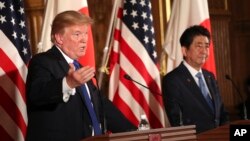 Presiden AS Donald Trump (kiri) berbicara pada konferensi pers bersama PM Shinzo Abe di istana Akasaka, Tokyo, Senin (6/11). 