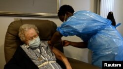 28일 벨기에 브뤼셀의 양로원에서 101세 루리 상주 씨가 신종 코로나바이러스 백신을 맞고 있다.