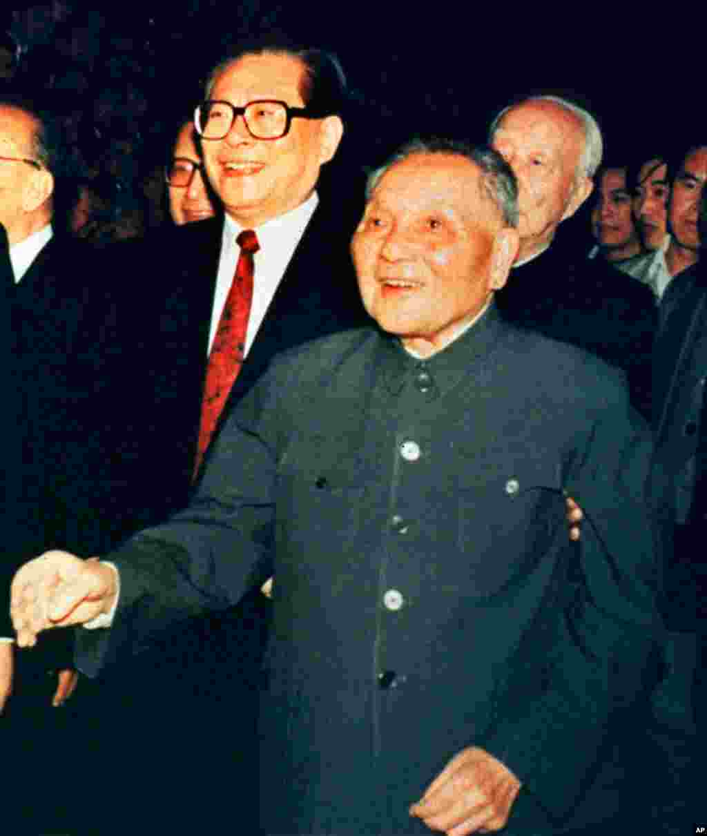 1992年10月19日，中国领导人邓小平和中共总书记江泽民会见中央委员会成员。这张图片上没有当时在邓小平左侧的胡锦涛，而后来发表的在同一场合的另一张图上，有胡锦涛和邓小平握手，却没有当时站在中间的江泽民。这些情况，且听下回分解，随着本图集的更新，会有相关照片和说明。