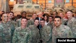 Phó Tổng thống Mỹ Mike Pence và Đệ nhị Phu nhân Karen thăm Căn cứ Không quân Al Asad ở Baghdad và phục vụ bữa ăn truyền thống Lễ Tạ ơn cho binh sĩ Mỹ.