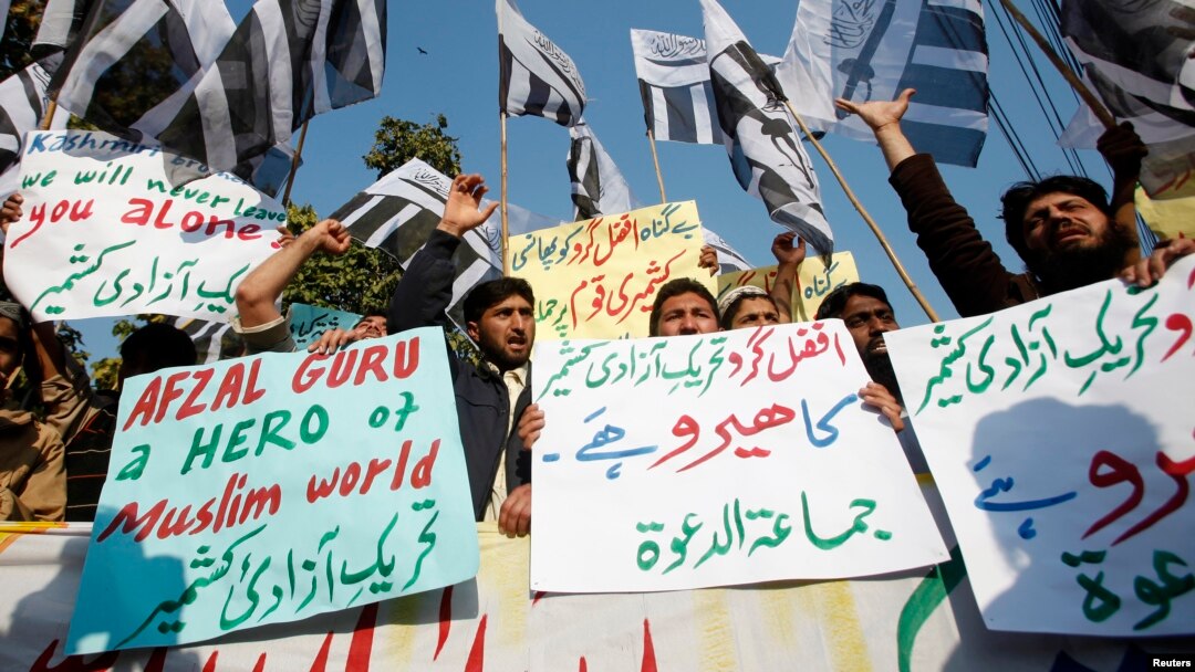 Warga di Lahore, Pakistan melakukan unjuk rasa mengecam hukuman mati bagi militan Kashmir, Mohammad Afzal Guru oleh pengadilan India (9/2).
