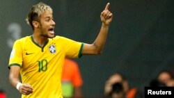Neymar celebra su segundo gol durante el juego que Brasil ganó a Camerún, 4-1.