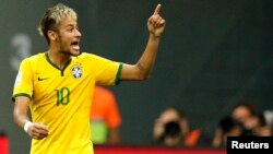 Neymar merayakan golnya yang kedua ke gawang Kamerun di Brasilia, Senin (23/6). 