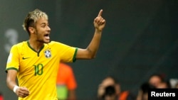 El delantero brasileño Neymar tiene permiso médico para caminar y sentarse, después de sufrir una fractura en la tercera vértebra lumbar.