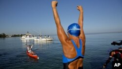 Diana Nyad, 64,saluda antes de comenzar la travesía desde La Habana hasta Florida.