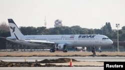 Pesawat Airbus A321 milik maskapai Iran Air mendarat di bandara Mehrabad, Iran (foto: ilustrasi). 