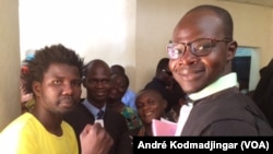 N2A Teguil, à gauche, en jaune, aux côtés de ses avocats, devant le bureau du procureur de la République, à N’Djamena, Tchad, 30 octobre 2018. (VOA/André Kodmadjingar)