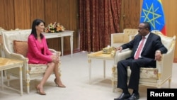 U.S. Ambassador to the United Nations Nikki Haley (L) meets with Ethiopian Prime Minister Hailemariam Desalegn in Addis Ababa, Ethiopia, Oct. 23, 2017. 