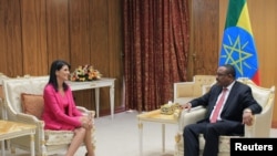 L'ambassadrice des États-Unis auprès des Nations Unies, Nikki Haley (à gauche), rencontre le Premier ministre éthiopien, Hailemariam Desalegn, à Addis-Abeba, en Éthiopie, le 23 octobre 2017.