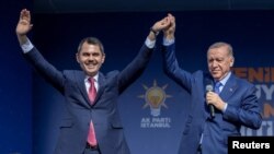 Presidenti turk Rexhep Tajip Erdogan bashkë me kandidatin e partisë së tij AKP për kryebashkiak të Stambollit, përshëndesin përkrahësit e tyre gjatë një tubimi elektoral më 24 mars, 2024 në prag të zgjedhjeve vendore që mbahen të dielën/Reuters