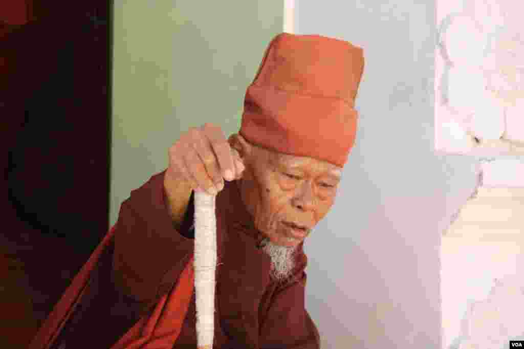 A monk at Shwedegon Pagoda, Rangoon, Burma, November 22, 2012. (D. Schearf/VOA)