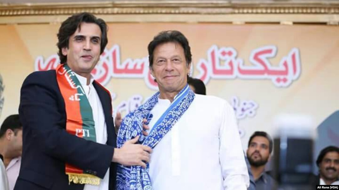 جنوبی پنجاب صوبہ محاذ کے صدر خسرو بختیار اپنے گروپ کو پاکستان تحریک انصاف میں ضم کرنے کے موقع پرعمران خان کے ساتھ ۔ 9 مئی 2018