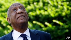 Bill Cosby tiba untuk persidangan kasus penyerangan seksual di gedung pengadilan Montgomery County di Norristown, 13 June 2017. (AP Photo/Patrick Semansky)