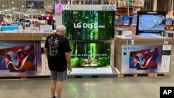 Un comprador observa televisores a la venta en una tienda Costco de Lone Pine, Colorado, el 19 de septiembre de 2024.