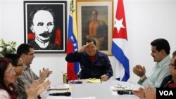 Presiden Venezulea Hugo Chavez bersama beberapa mentri kabinetnya di Havana, Kuba (5/3).