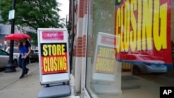 Un negocio muestra a su entrada un anuncio de cierre permanente, el pasado 2 de septiembre, en Boston, Massachusetts.