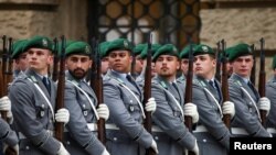 Tentara pasukan bersenjata Jerman Bundeswehr menghadiri upacara pelantikan di depan gedung DPR Berlin di Berlin, Jerman, pada 22 Mei 2024. (Foto: Reuters/Liesa Johannssen)