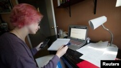 Una estudiante toma su examen final de la Universidad George Washington en mayo de 2020, durante la crisis global de coronavirus.