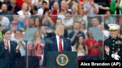 Trump berpidato dalam upacara peringatan Hari Kemerdekaan AS di depan monumen Lincoln Memorial, 4 Juli 2019.