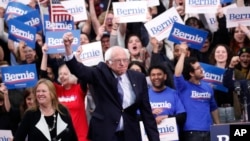 El candidato a la nominación presidencial demócrata Benrie Sander habla a sus partidarios en Manchester, New Hampshire tras la victoria en las primarias el martes, 11 de febrero de 2020.