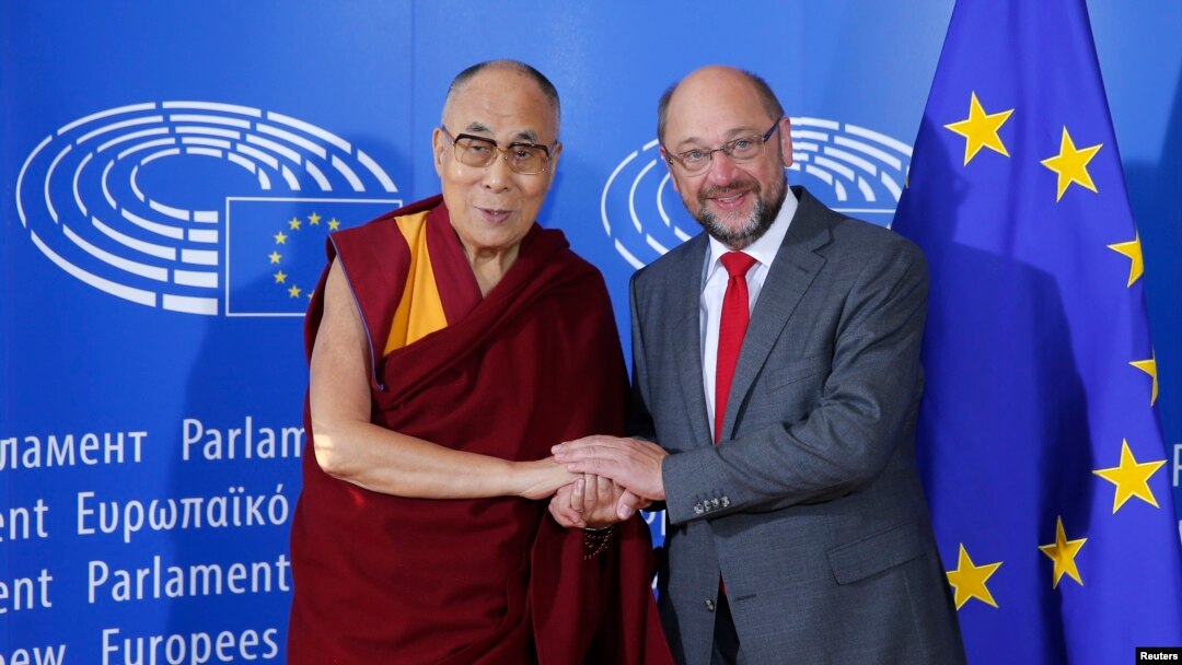 Tibet's exiled spiritual leader the Dalai Lama (L), is welcomed by European Parliament president Martin Schulz at his arrival at the European Parliament in Strasbourg, France, Sept. 15, 2016.