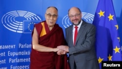 Tibet's exiled spiritual leader the Dalai Lama (L), is welcomed by European Parliament president Martin Schulz at his arrival at the European Parliament in Strasbourg, France, Sept. 15, 2016.