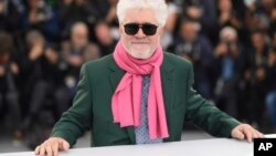 El director Pedro Almodóvar durante la sesión fotográfica de la película "Dolor y gloria" en el 72 ° festival internacional de cine, Cannes, sur de Francia, el sábado 18 de mayo de 2019. (Foto de Arthur Mola / Invision / AP).