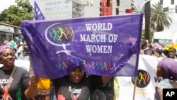 Des femmes africaines lors de la marche mondiale des Femmes à Nairobi, le 13 octobre 2015. Les femmes ont défilé pour protester contre le mariage forcé, le harcèlement sexuel, les mutilations génitales féminines et toutes autres formes de violence basées sur le genre (AP Photo / Khalil Senosi)