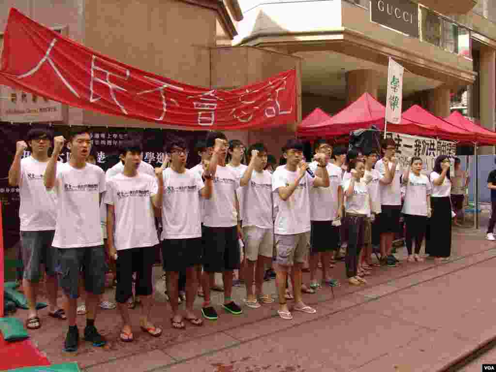 香港学联成员在铜锣湾时代广场完成“八九六四”绝食（美国之音海彦拍摄） 