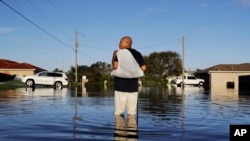 Wani mutum yake ratsa ambaliyar ruwa a jihar Florida