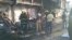 Un grupo de personas observan en el sitio de la explosión de un camión cisterna en Cabo Haitiano, Haití, el 14 de diciembre de 2021. Imagen tomada de un reportaje de TV de Reuters.